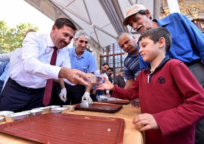 Karatay Belediyesinden vatandaşlara aşure ikramı