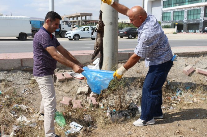 Vicdansızlar gelinciği boynundan ve ayaklarından bağlayıp direğe astılar