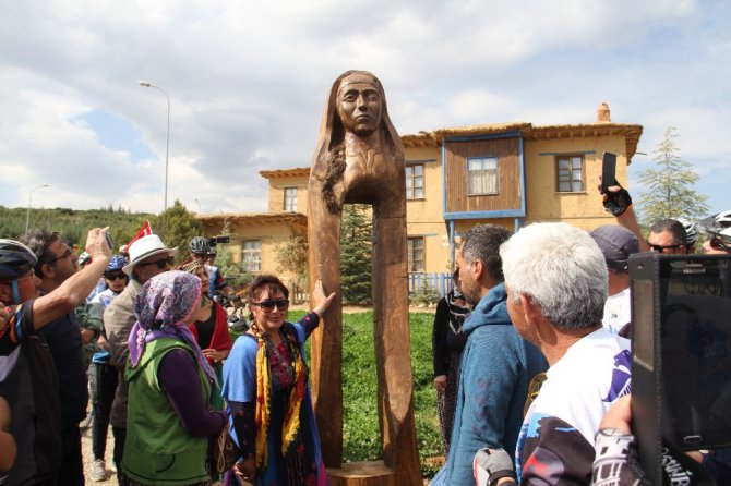 Sonsuz Şükran köyüne ’Yüreğiyle yürüyenler’ kadın heykeli