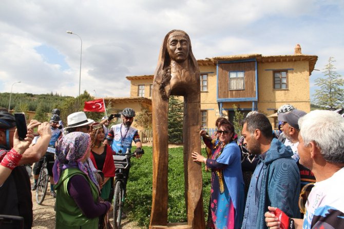 Sonsuz Şükran köyüne ’Yüreğiyle yürüyenler’ kadın heykeli