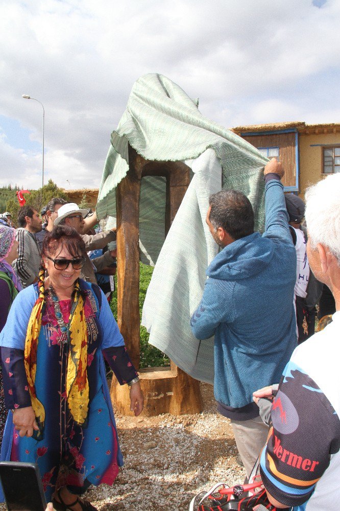 Sonsuz Şükran köyüne ’Yüreğiyle yürüyenler’ kadın heykeli