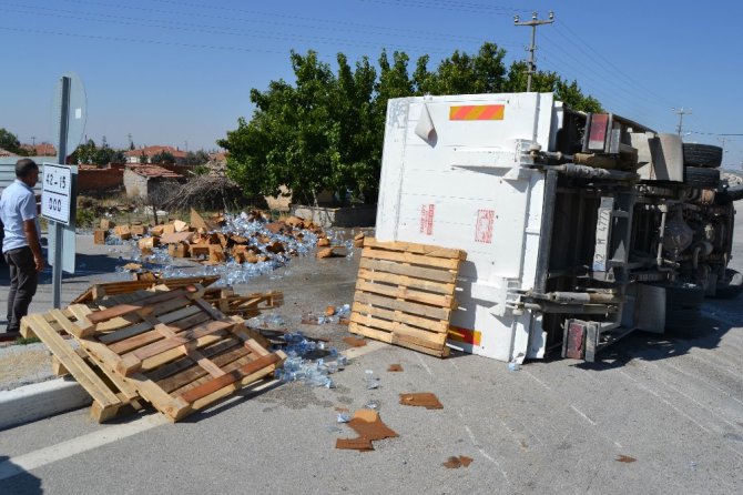 Konya’da su yüklü kamyonet devrildi: 2 yaralı