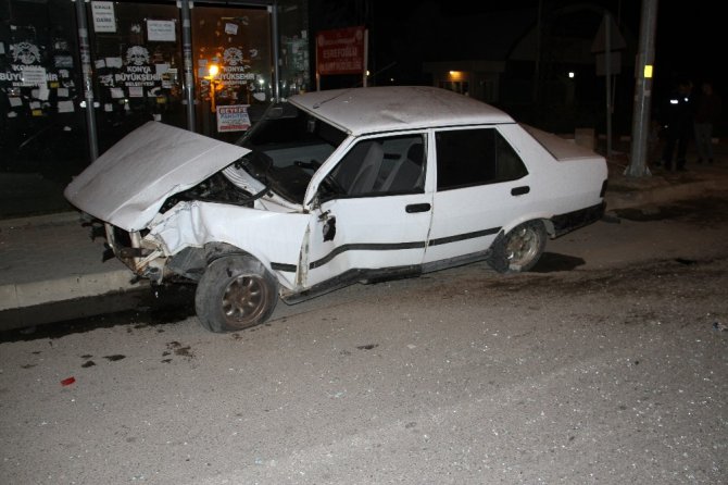 Konya’da otomobil direğe çarptı: 2 yaralı