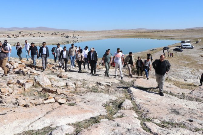 ASÜ arkeoloji öğrencileri, ilk dersi Güvercinkayası’nda uygulamalı olarak işledi