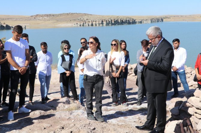 ASÜ arkeoloji öğrencileri, ilk dersi Güvercinkayası’nda uygulamalı olarak işledi