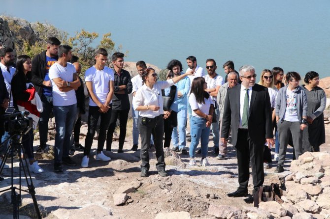 ASÜ arkeoloji öğrencileri, ilk dersi Güvercinkayası’nda uygulamalı olarak işledi