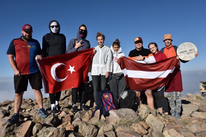 Letonyalı öğrenciler Hasandağı zirvesinde