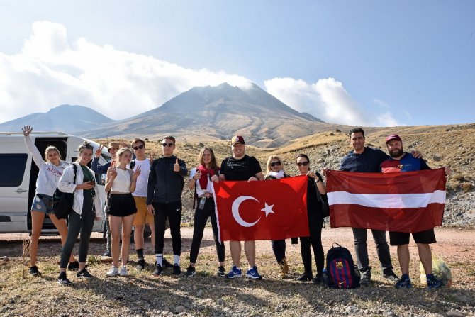 Letonyalı öğrenciler Hasandağı zirvesinde