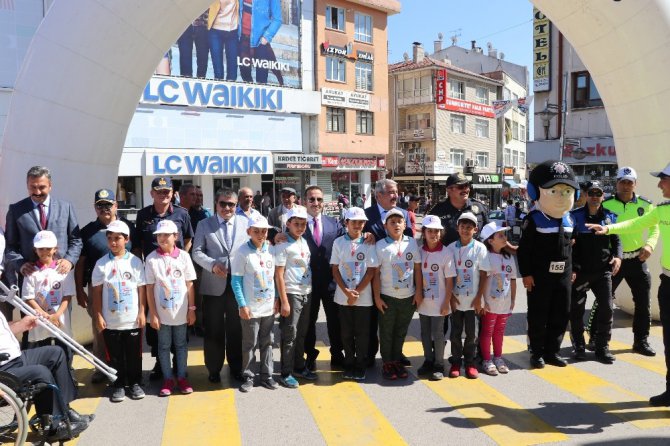 Vali Mantı ve Emniyet Müdürü Kolcu sürücüleri broşürlerle bilgilendirdi