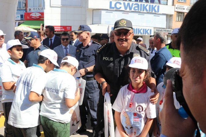 Vali Mantı ve Emniyet Müdürü Kolcu sürücüleri broşürlerle bilgilendirdi