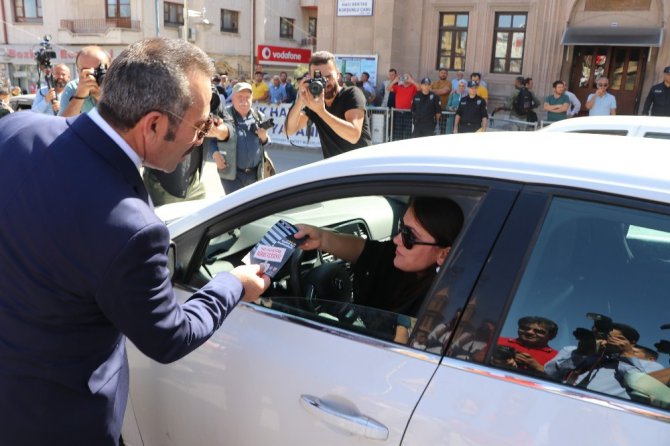 Vali Mantı ve Emniyet Müdürü Kolcu sürücüleri broşürlerle bilgilendirdi