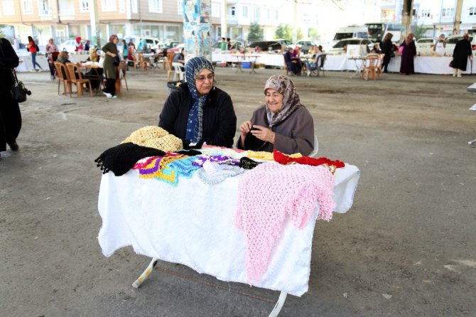 Çocuk sahibi olamadı, 50 yıl boyunca ördüğü bebek kıyafetlerini hediye ediyor