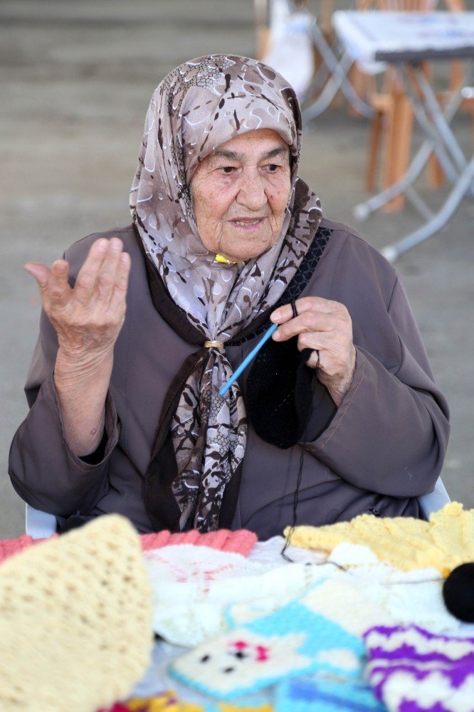 Çocuk sahibi olamadı, 50 yıl boyunca ördüğü bebek kıyafetlerini hediye ediyor