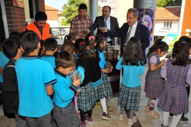 Akşehir Belediyesi çocuklara hayvan sevgisini aşılıyor