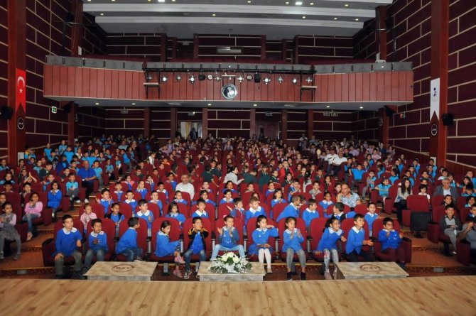 Akşehir Belediyesi çocuklara hayvan sevgisini aşılıyor