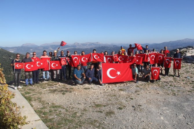 Doğaseverlerden Mehmetçiğe destek tırmanışı