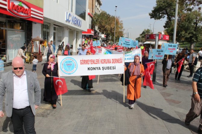 Konya’da görme engelliler farkındalık için yürüdü