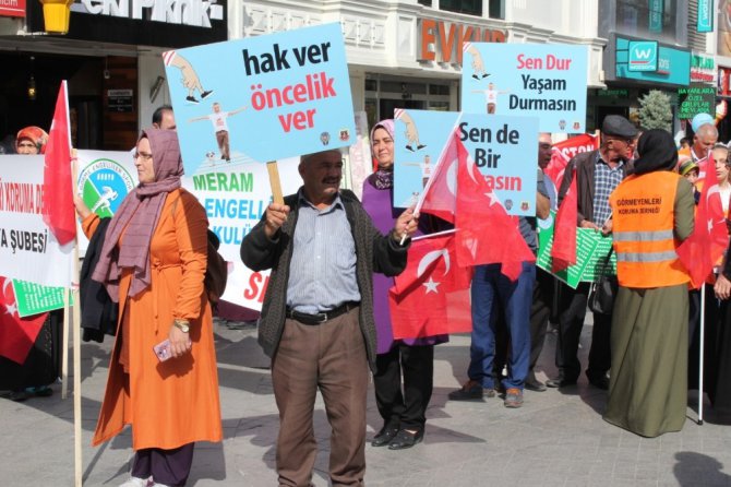 Konya’da görme engelliler farkındalık için yürüdü