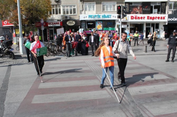 Konya’da görme engelliler farkındalık için yürüdü