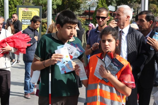 Konya’da görme engelliler farkındalık için yürüdü