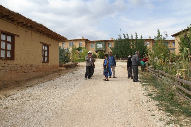 Sanatçıların köyüne yeni kerpiç evler geliyor