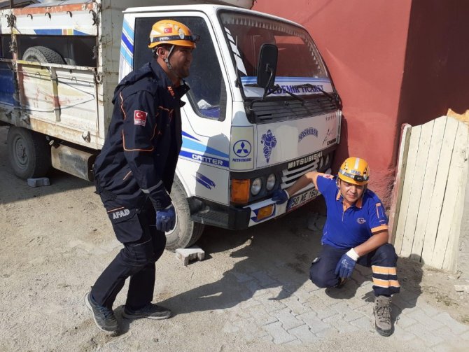 Kamyonet ile duvar arasında sıkışan sütçü öldü