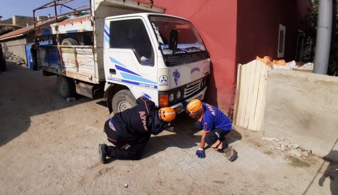 Kamyonet ile duvar arasında sıkışan sütçü öldü