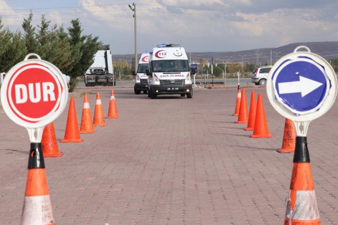 Aksaray’da ambulans sürücüleri parkurun tozunu attırdı