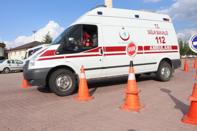 Aksaray’da ambulans sürücüleri parkurun tozunu attırdı