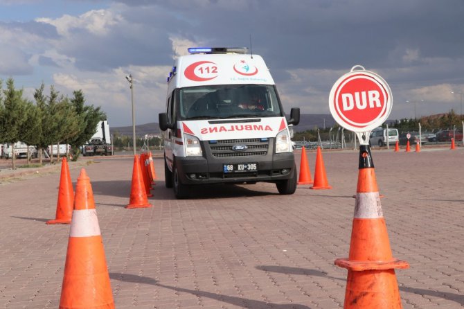 Aksaray’da ambulans sürücüleri parkurun tozunu attırdı