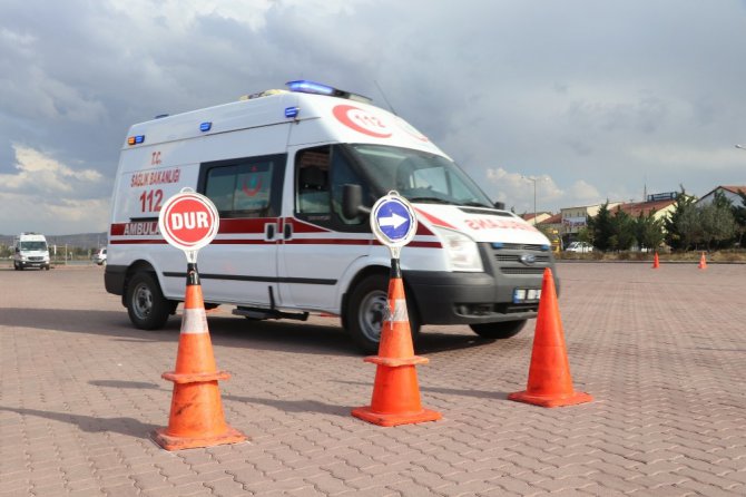 Aksaray’da ambulans sürücüleri parkurun tozunu attırdı