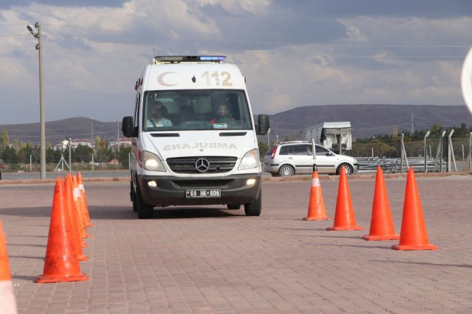 Aksaray’da ambulans sürücüleri parkurun tozunu attırdı