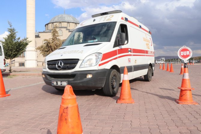 Aksaray’da ambulans sürücüleri parkurun tozunu attırdı