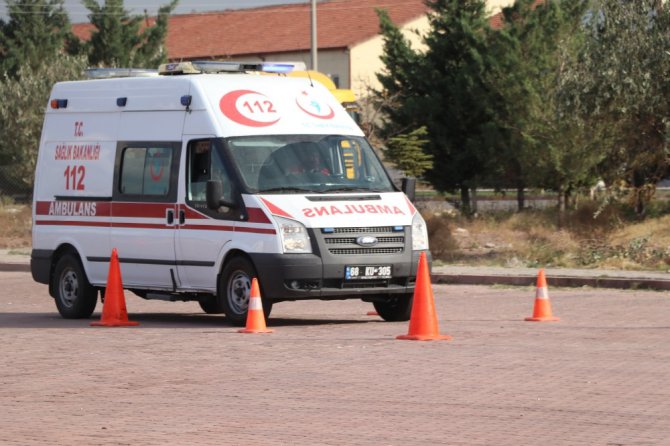 Aksaray’da ambulans sürücüleri parkurun tozunu attırdı