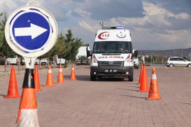 Aksaray’da ambulans sürücüleri parkurun tozunu attırdı