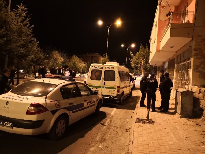 Polis kapıyı açtırdı, iki genç evde ölü bulundu