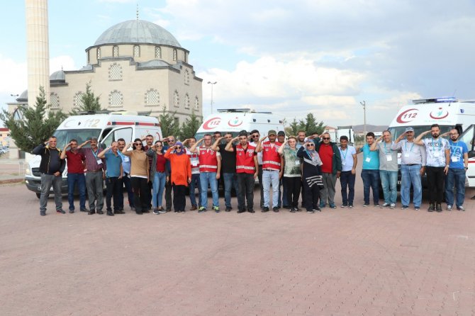 Aksaray’da ambulans sürücüleri parkurun tozunu attırdı