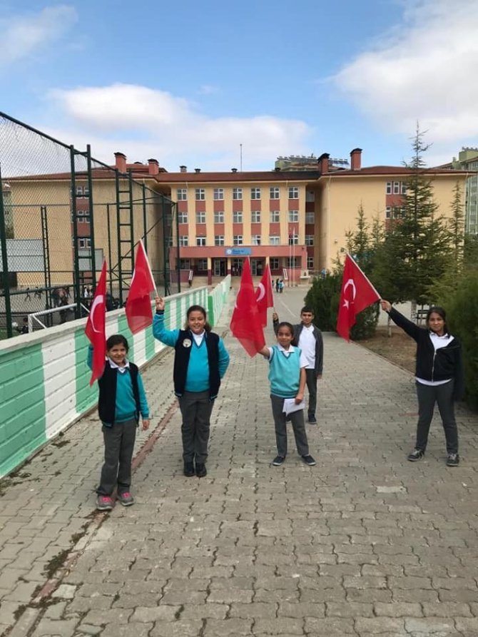 Beyşehir’de öğrencilerden askerlere destek mektubu