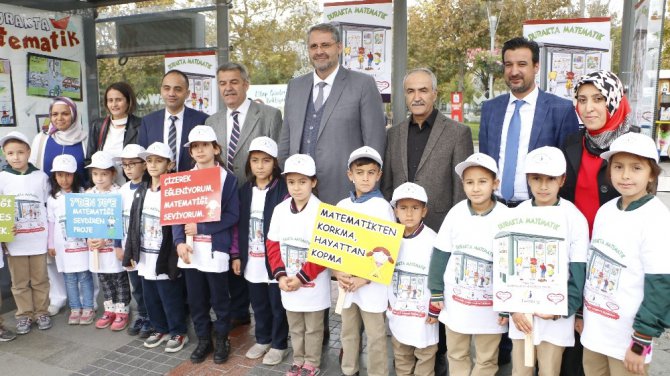 Durakta bekleyen vatandaşlara matematiği sevdirecek