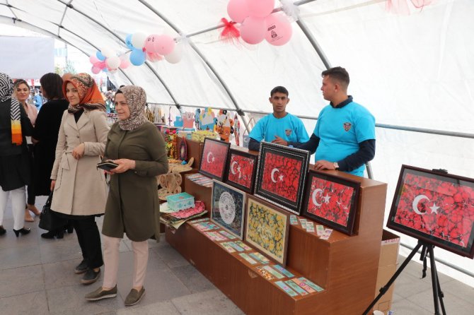 Polislerle çalışma yapan özel gençlerin özel sergisi açıldı