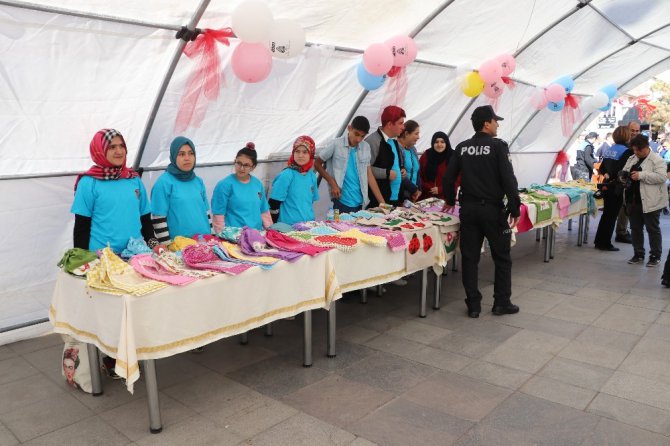 Polislerle çalışma yapan özel gençlerin özel sergisi açıldı