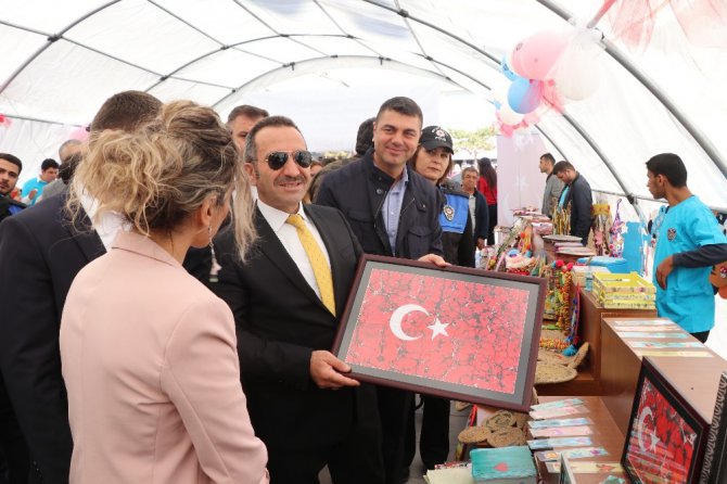 Polislerle çalışma yapan özel gençlerin özel sergisi açıldı