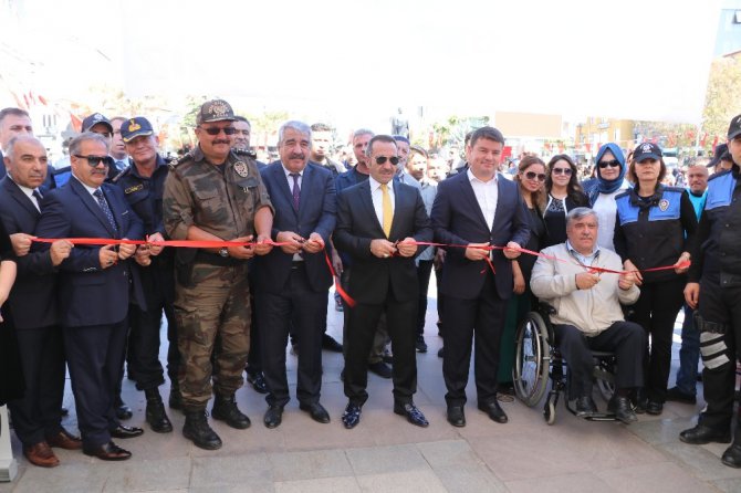 Polislerle çalışma yapan özel gençlerin özel sergisi açıldı