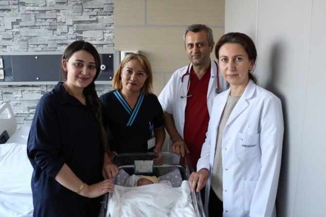 955 gram doğan Aren bebek 100 günde hayata tutundu