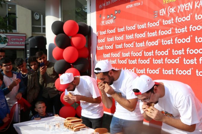 En çok tost ve sandviç yemek için yarıştılar