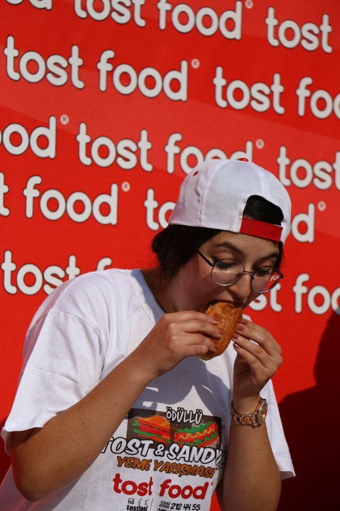 En çok tost ve sandviç yemek için yarıştılar