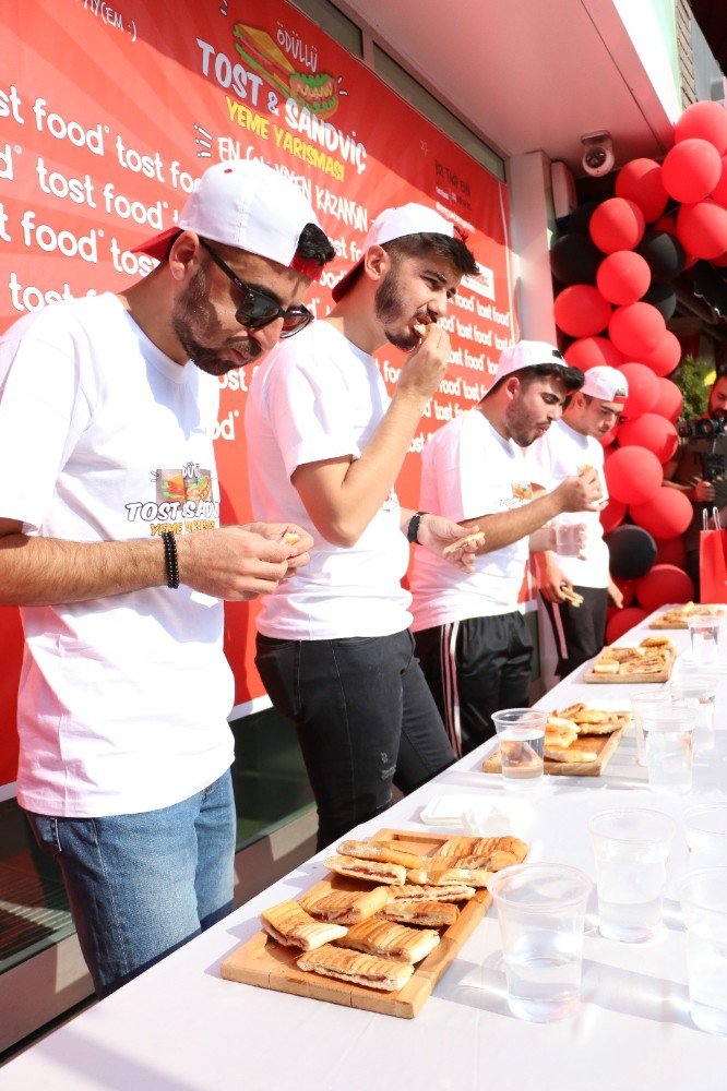 En çok tost ve sandviç yemek için yarıştılar