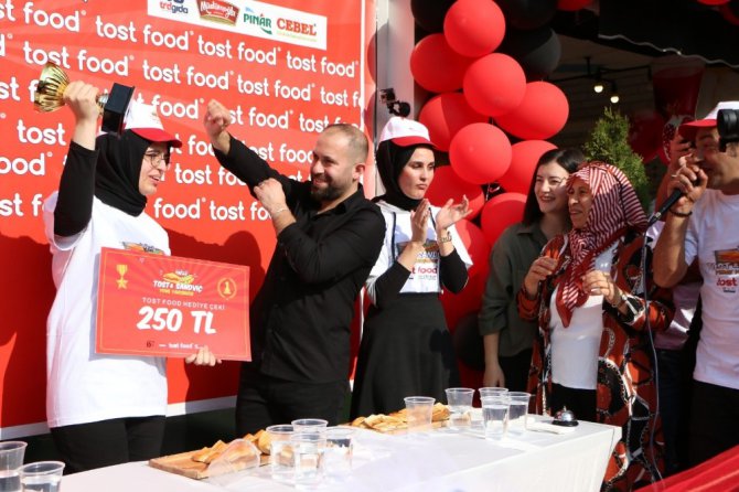 En çok tost ve sandviç yemek için yarıştılar