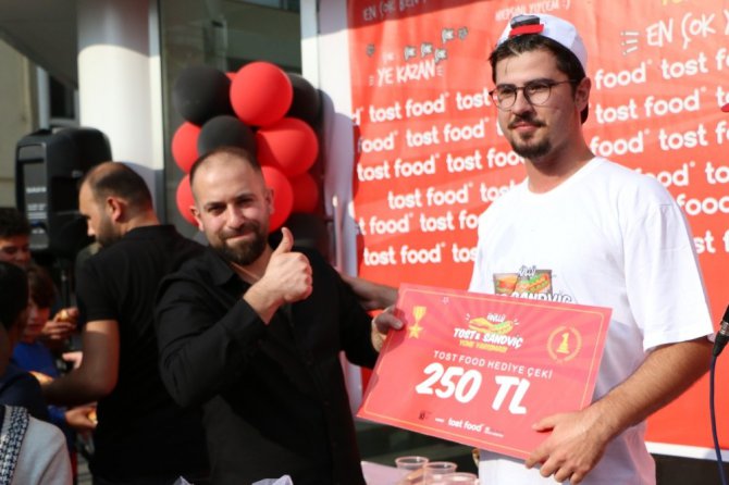 En çok tost ve sandviç yemek için yarıştılar