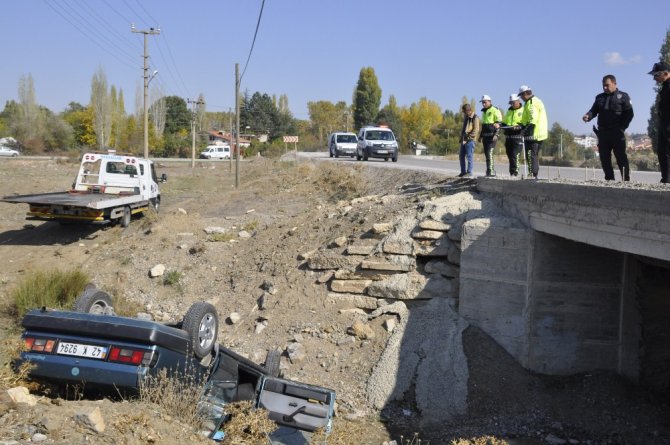 Otomobil dere yatağına yuvarlandı: 3 yaralı